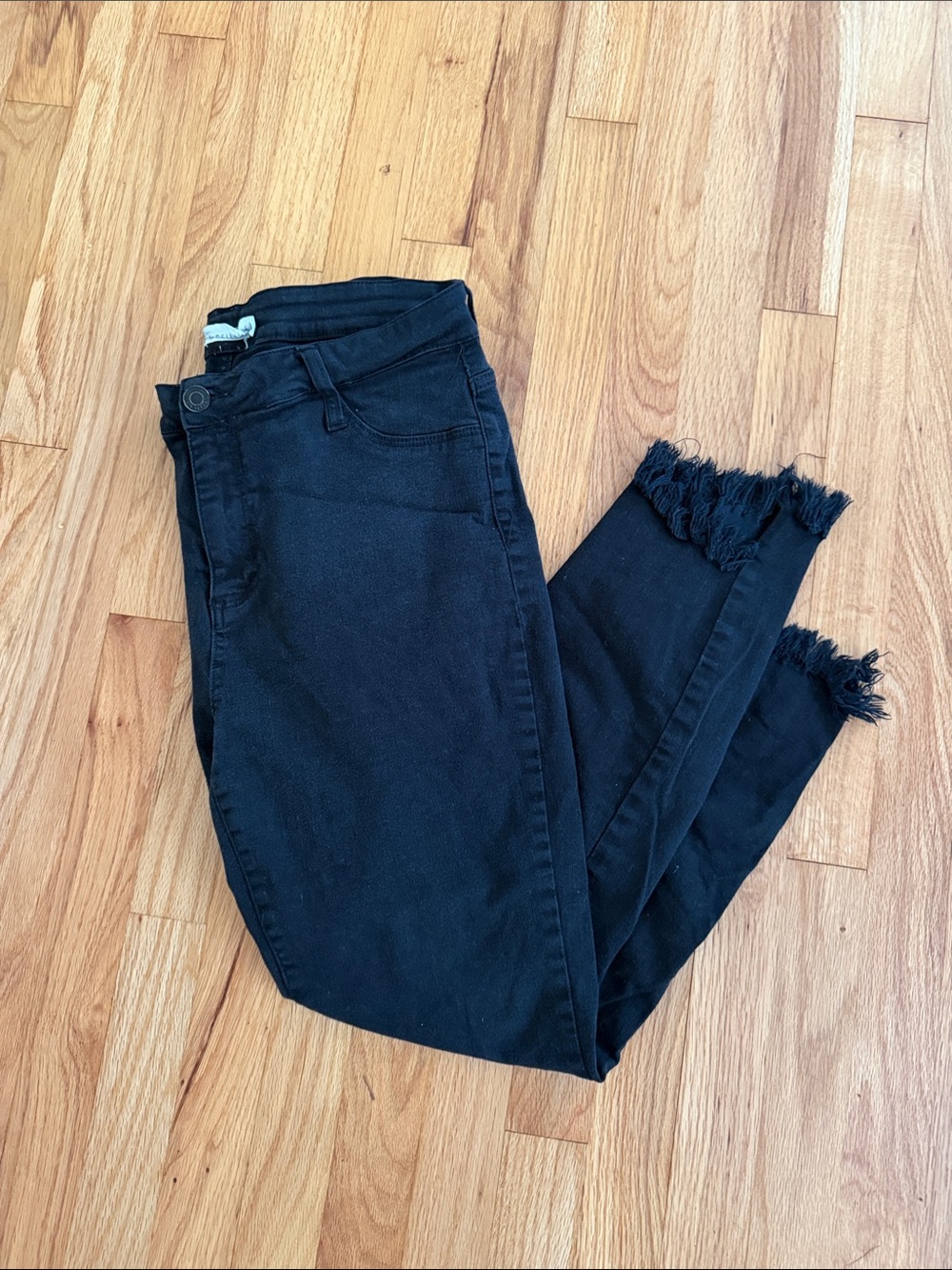 High-Rise Black Skinny Jeans with Frayed Hem